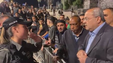 بالفيديو : النائب احمد الطيبي يشارك المقدسين في احتجاجاتهم امام بوابات الاقصى